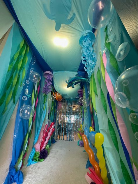 Underwater Theme Party Decorations Diy, Outside Under The Sea Birthday Party, Under The Sea Daycare Room, Hallway Birthday Decoration, Under The Sea Entryway, Ocean Hallway Decor School, Beach Themed Hallway Decor School, Underwater Hallway Decorations, Underwater Window Display