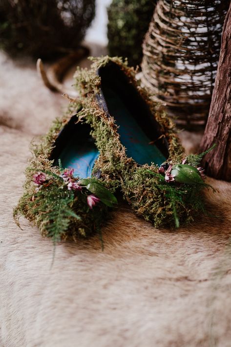 Woodland Fairy Costume Shoes, Moss Shoes Diy, Moss Boots Diy, Moss Outfit Aesthetic, Moss Fairy Costume, Moss Corset, Wedding Faerie, Moss Costume, Puck Fairy