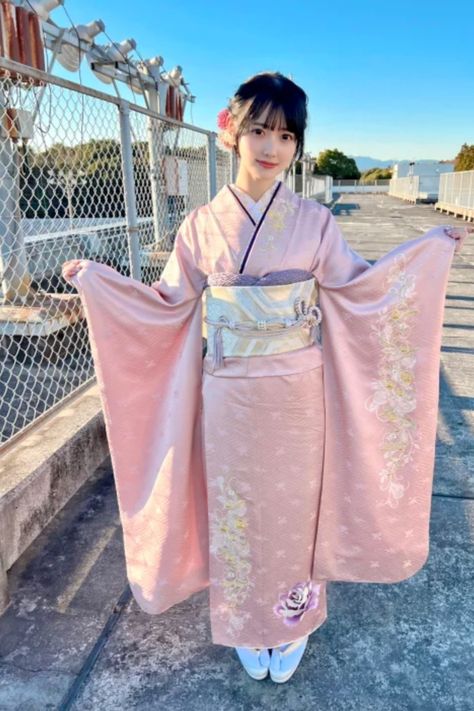 Pretty Kimonos, Furisode Kimono, Japanese Traditional Clothing, Kimono Japan, Pink Kimono, Kimono Outfit, Culture Clothing, Kimono Design, Japan Aesthetic