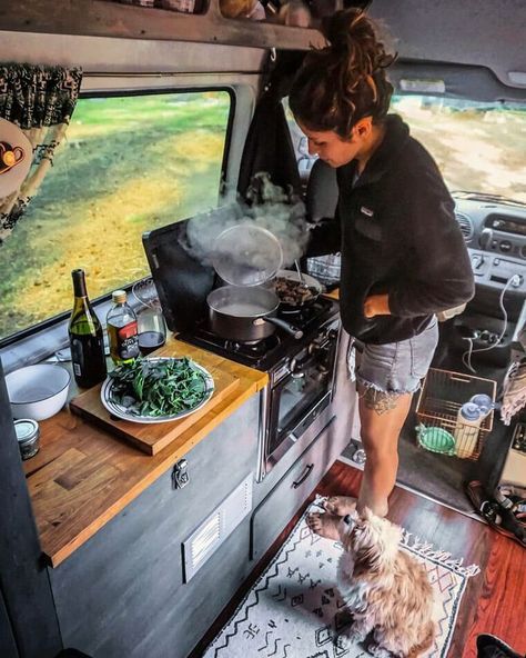 Vanlife Kitchen, Kombi Trailer, Van Kitchen, Organize Life, Camper Kitchen, Kombi Home, Sprinter Camper, Build A Camper, Van Life Diy