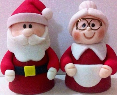 Santa Fondant, Faux Bakes, Fondant Santa, Polymer Clay Santa, Fondant Christmas Cake, Polymer Clay People, Chocolate Fondant Cake, Santa Crafts, Fondant Cake Toppers