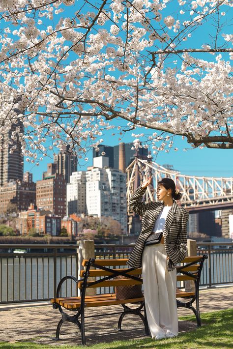 Cherry Blossom Viewing Outfit, Japan Cherry Blossom Outfit, Cherry Blossom Photo Ideas, Cherry Blossom Outfit In Japan, Japan Spring Outfit Cherry Blossoms, Japan Spring Outfit Travel, Coffee Pose, Cherry Blossom Photoshoot, Cherry Blossom Instagram Photos