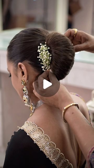 Bun Hairstyle With Saree, Hair Bun With Saree, Hairstyles For Short Hair On Saree, Bun With Saree, Khopa Hair Styles, Hair Bun Styles With Saree, Short Hair Saree Look, Hair Styles For Sarees Indian, Engagement Hairstyles For Saree