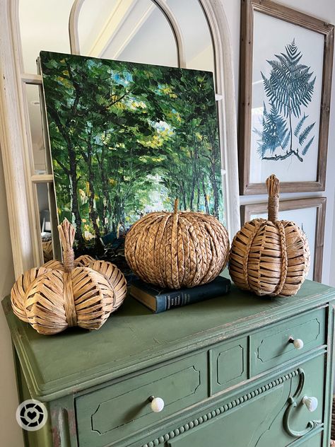 Raffia pumpkins on green dresser Woven Pumpkin Decor, Wicker Pumpkins Decor, Rattan Pumpkins, Diy Pumpkin, Decor Display, It's Fall, Pumpkin Decorating, Decor Crafts, Pumpkins