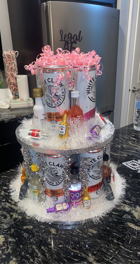 Drink Tower Birthday, 21st Birthday Drink Cake, Alcohol Tower, Drink Tower, 21st Birthday Drinks, 21st Birthday Diy, Alcohol Cake, Cake Tower, Gift Towers