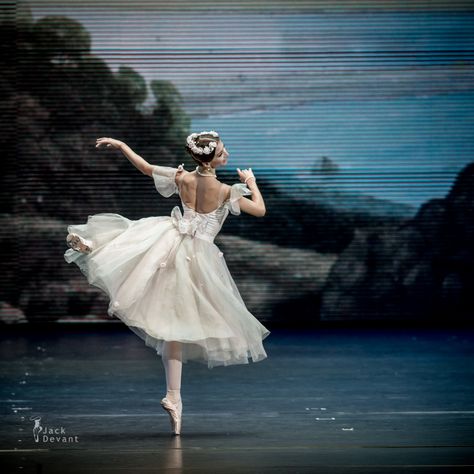 Anna Tikhomirova and Artem Ovcharenko in La Sylphide pdd Kremlin Palace, La Sylphide, Ballet Music, Stretching For Beginners, Ballet Painting, Ballet Aesthetic, Ballet Dancing, Ballet Pictures, Ballet Beauty