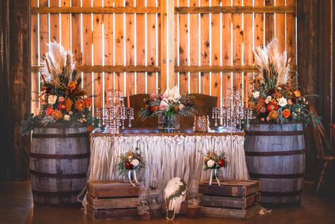 Bride And Groom Table Rustic Fall, Western Wedding Bride And Groom Table, Rustic Fall Sweetheart Table, Fall Wedding Head Table Ideas, Western Wedding Gift Table, Bride And Groom Table Western, Western Sweetheart Table Wedding, Western Bride And Groom Table, Fall Head Table Wedding Decorations