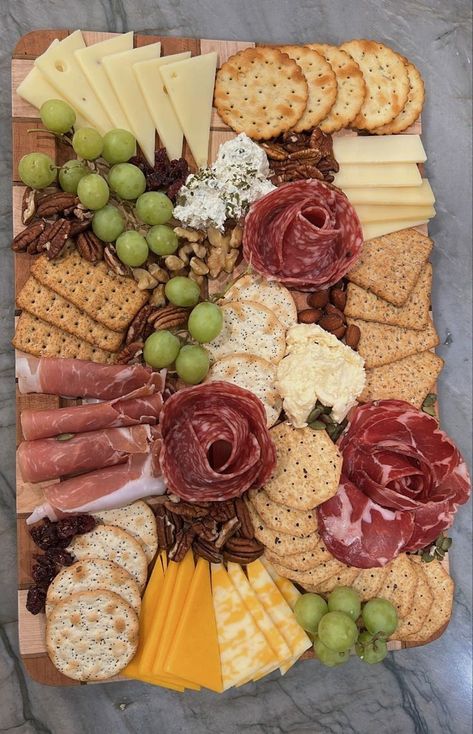 Charcuterie Board Meats, Cheese And Wine Party, Amazing Food Platters, Decorações Com Comidas, Wine And Cheese Party, Party Food Buffet, Catering Ideas Food, Charcuterie Inspiration, Cheese Party