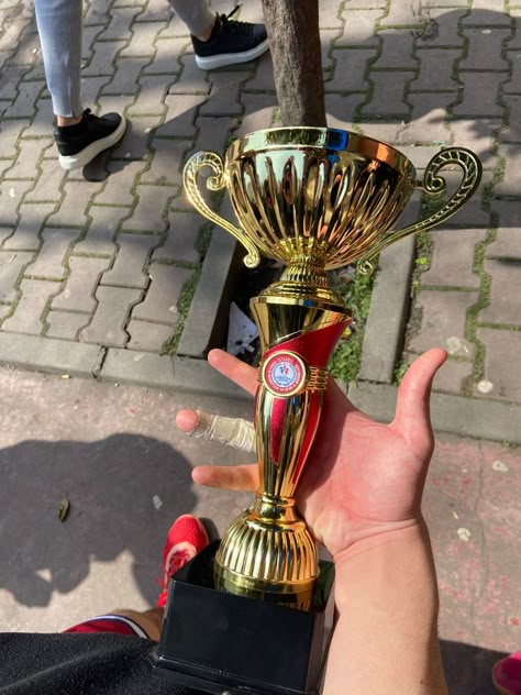 Medali Emas Aesthetic, Trophies & Awards Aesthetic, Trophy Aesthetic, Win Competitions, Sports Medals, Award Display, Nightclub Aesthetic, Trophies And Medals, Boy Blurred Pic