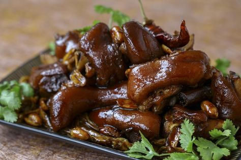 Braised pig's feet with soy sauce, ginger and spices Pigs Feet Recipe, Pig Feet Recipe, Chinese Spices, Dried Chillies, Brown Sauce, Spice Recipes, Pork Belly, Meat Dishes, Chinese Food