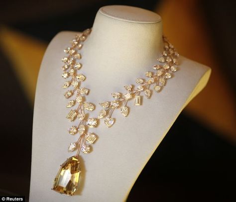 The necklace' centrepiece diamond was found by chance in a pile of mining rubble by a young girl in the Democratic Republic of Congo Expensive Necklaces, Steven Stone, Yellow Diamond Necklace, Expensive Diamond, Diamond Necklace Designs, Expensive Jewelry, Most Expensive, Diamond Pendant Necklace, Rose Gold Necklace