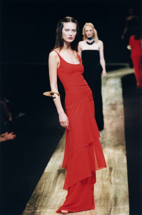 Happy Birthday, Valentino! A Red Dress Celebration | Vogue Red Valentino Dress, Valentino Runway, Valentino Gowns, Gala Outfit, Vintage Red Dress, Valentino Red, Valentino Dress, 1990's Fashion, Pretty Prom Dresses