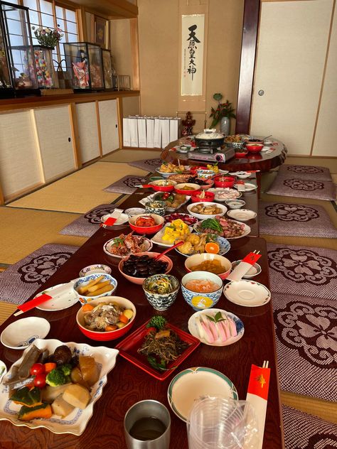 New Year’s Spread - Alo Japan New Years In Japan, Japanese Christmas Food, Asian Christmas Food, Chinese New Year Food Photography, Asian Houses, Japanese Feast, Japan New Year, Japanese New Year Food, New Years Dinner Party