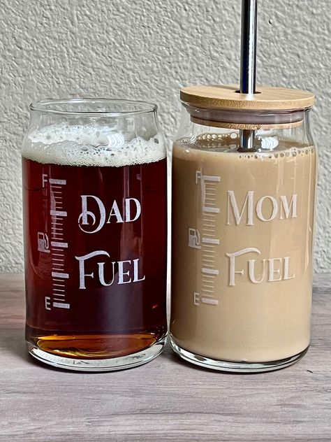 Mug Engraving Ideas, Laser Engraving Cup Ideas, Gifts For Dads To Be, Glass Laser Engraving Ideas, Glass Iced Coffee Cup Designs, Cricut Beer Can Glass Ideas, Mom Cups Vinyl, Funny Mom Tumbler Cups, Mom Cup Ideas