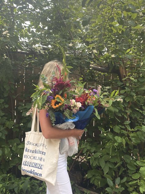 Summer at the Farmer's Market. Midwest summer flowers. Photo inspo. French Farmers Market Aesthetic, Farmers Market Photos, Flower Farmers Market, Farmers Market Photoshoot, Flowers Farmers Market, September Moodboard, Farmers Market Aesthetic, Midwest Summer, Farmers Market Outfit