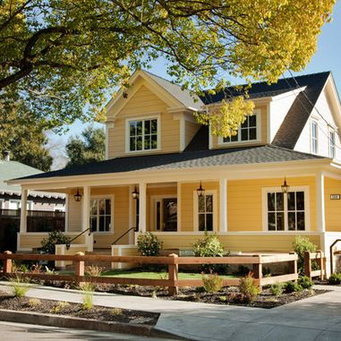 Yellow House, gray roof Farmhouse Exterior Paint Colors, Yellow House Exterior, Farmhouse Exterior Design, Black Roof, Pintura Exterior, Urban Farmhouse, Yellow House, Farmhouse Traditional, Exterior Paint Colors For House