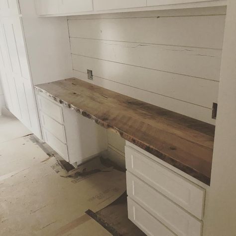 Wood Live Edge Slab Built In Desk Cabinet Ideas Desk Nook, Office Built Ins, Farmhouse Office, Kitchen Desks, Closet Office, Office Nook, Decor Ikea, Diy Office, Office Crafts