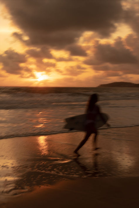 Desert beaches, golden sunshine and the warm afterglow of a killer surf session. If you’ve ever wondered what it takes to ride the longest waves in the world, ask our girl Sol Aguirre, a pro surfer making moves on the Peruvian coastlines. #surf #surfing #surfergirl #roxy #roxygirl #summer #Brazil Peru, Roxy Aesthetic, Surf Girl Aesthetic, Surfer Girl Hair, Beachy Preppy, Surfer Girl Outfits, Surfer Girl Aesthetic, Surfer Aesthetic, Coastal Girl