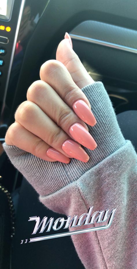 Salmon color acrylics Haircut For Oval Face, Salmon Nails, Hairstyles For Oval Faces, Wavy Haircut, Clear Nail Designs, Neon Pink Nails, Pink Nail Colors, Gold Hair Colors, Hair Color Rose Gold