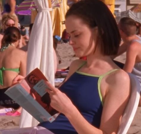 Rory Gilmore Swimsuit, Rory Gilmore Spring Break, Rory Gilmore Bad Posture, Rory Gilmore Season 4, Gilmore Girls Summer, Rory Reading, Yale Rory, Rory Gilmore Reading, Girls On The Beach