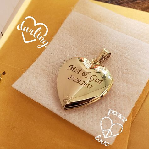 Perfect wedding anniversary gift with heartfelt engraving♡ Couple Locket, Mehndi Dress For Bride, Gold Lockets, Wedding Locket, Locket Jewelry, Women Picture, Mehndi Dress, Gold Heart Locket, Picture Locket