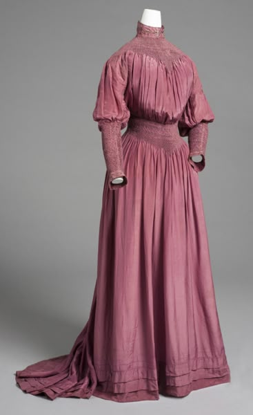 Gaun Abad Pertengahan, Tea Gown, 1900s Fashion, Walking Outfits, Aesthetic Dress, 20th Century Fashion, Edwardian Dress, Edwardian Fashion, Historical Dresses