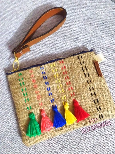 Hand Purse Clutches, Jute Embroidery Ideas, Embroidery Jute Bag, Jute Crafts Bags, Embroidery On Jute Fabric, Jute Bag Design, Jute Bags Ideas, Jute Bags Diy, Hand Embroidery Bag