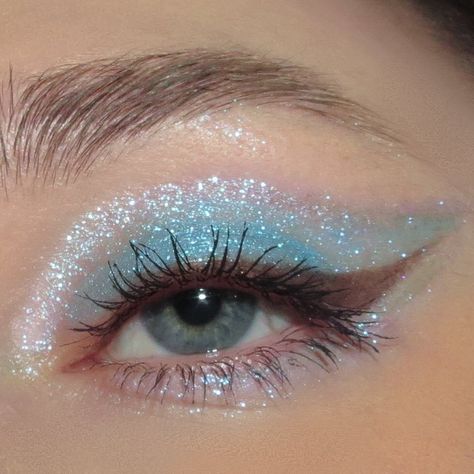 Under The Stars Makeup, Cosmic Makeup, Blue Makeup Looks, Sparkly Makeup, Prom Eye Makeup, Glitter Eye Makeup, Loose Pigments, Fairy Makeup, Makijaż Smokey Eye