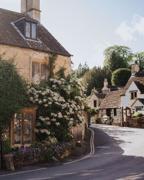 Cotswold Villages, Castle Combe, Castle Aesthetic, English Village, Castle House, Voyage Europe, Street Racing, Village Life, Beautiful Villages