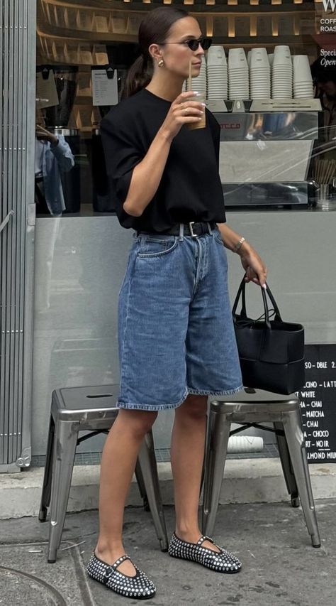 Bermuda Shorts Street Style, Long Black Shorts Outfit, Dark Blue Jean Shorts Outfit, Denim Jorts Outfit, Outfits Con Bermudas, Black Jorts Outfit Women’s, Summer 2025 Trends, Summer 2024 Outfits Trends, Summer Street Style 2024