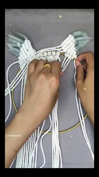 tutorial how to make macrame owl with woll Owl Pattern Tutorial, Wool Macrame, Macrame Wedding Decor, Owl Tutorial, Dream Catcher Patterns, Free Macrame Patterns, Macrame Bracelet Tutorial, Simple Macrame, Owl Wall Hanging