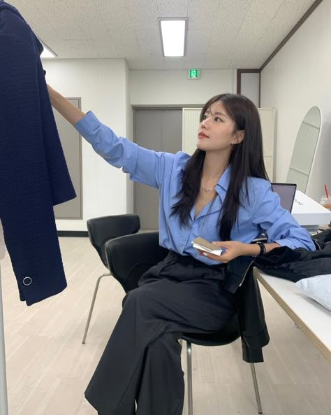 Blue Dress Shirt Women Outfit, Korean Business Woman Outfits, Korean Shirt Outfit Women, Work Uniform Women Office Style, Korean Corporate Attire, Korean Office Outfits Women, Korean Work Outfit, Korean Office Outfit, Korean Office