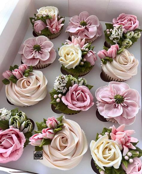 Cupcakes That Look Like Flowers, Piped Flower Cupcakes, Spring Floral Cupcakes, Mini Cupcake Decorating Ideas, Russian Tips Cupcakes, Floral Baby Shower Cupcakes, Wild Flower Cupcakes, Cupcakes Decoration Flowers, Pretty Muffins