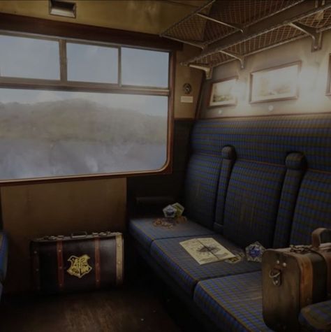 Hogwarts Dorm Room, Hogwarts Dorm, Hogwarts Train, Harry Potter Train, Ravenclaw Aesthetic, Hogwarts Aesthetic, Slytherin Aesthetic, Diagon Alley, Harry Potter Pictures