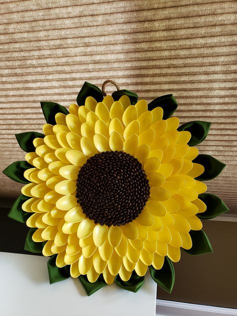 Plastic Spoon Art, Pista Shell Crafts, Plastic Spoon Crafts, Spoon Craft, Mirror Decor Ideas, Sunflower Crafts, Spoon Crafts, Spoon Art, Shell Crafts Diy