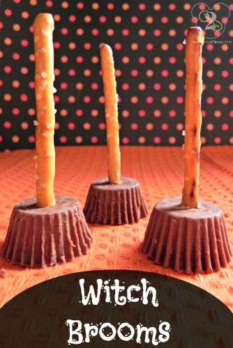 You have to try one of these easy halloween desserts for kids this year. I know your kids and even adults will love one of these Halloween treat recipes. 90s Halloween Party Decor, Family Halloween Party Ideas, Halloween Party Games For Teens, Booday Party, Aesthetic Halloween Party, Summerween Party, Läskig Halloween, Veselý Halloween, Witch Brooms