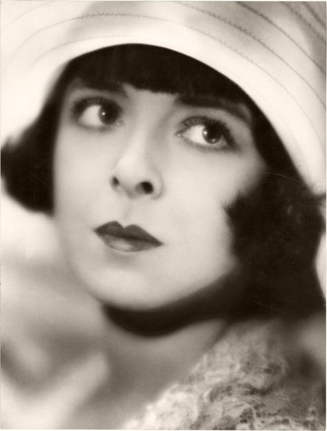 1920's Shoes, Photos Of Faces, Melena Bob, Colleen Moore, Bobbed Hair, Silent Films, 1920s Photos, Roaring 20, Old Hollywood Actresses