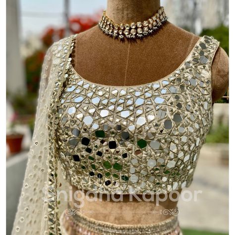 Gold Blouse Designs, Mirror Blouse, Pearl Blouse, Indian Wedding Sari, Designer Dresses Elegant, Pearl Earrings Designs, Reception Saree, Mirror Work Blouse Design, Bride Entry