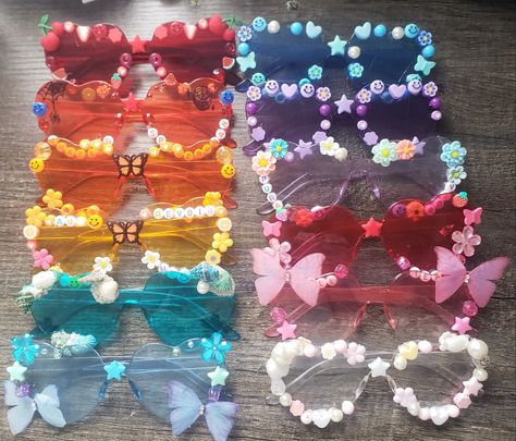 Beaded Sunglasses Heart, Heart Sunglasses Beads, Decorating Heart Sunglasses, Decorate Glasses Eye, Decorated Sunglasses Aesthetic, Heart Glasses Decorated, Heart Sunglasses Decorated, Decorating Sunglasses Ideas, Taylor Swift Heart Glasses Diy