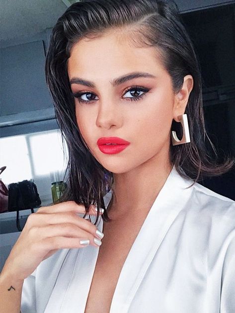 Gothic Eye Makeup, Wet Look Hair, Selena Selena, Trendy We Fryzurach, Selena Gomez Hair, Celebrity Short Hair, Bright Red Lipstick, Celebrity Makeup Looks, Eye Makeup Styles