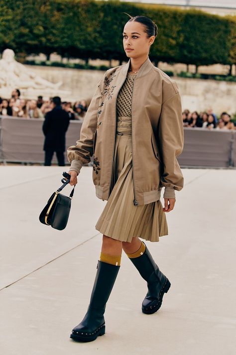 Best Paris Fashion Week Spring 2023 Street Style Rainy Paris, Paris Street Style Spring, French Street Fashion, French Women Style, Style 2023, Paris Fashion Week Street Style, Europe Fashion, Trendy Street Style, The Best Street Style