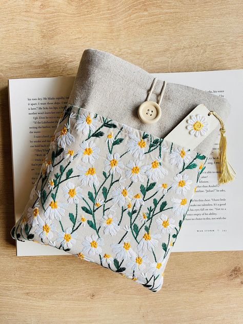 Daisy Book Sleeve with Embroidered Wooden Bookmark Patchwork, Book Cover Embroidery Ideas, Embroidered Book Sleeve, Book Sleeve Sewing Pattern, Embroidery Book Cover, Embroidery Bookmark, Embroidery Pouch, Book Embroidery, Tas Vintage