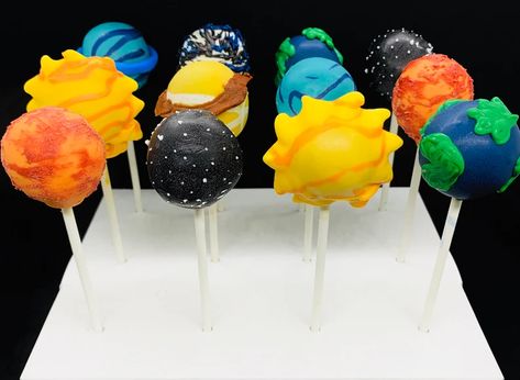 Planet Cake Pops, Solar System Cake, Planet Birthday, Planets Solar System, Planet Cake, Space Party Decorations, Galaxy Cake, Idee Babyshower, Astronaut Birthday