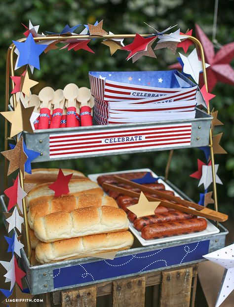 Create your own hot dog bar with toppings inspired by the patriotic colors of July 4th. Nacho Bar, Hot Dog Bar, American Party, Patriotic Food, 4th Of July Desserts, Fourth Of July Food, Fourth Of July Decor, July Wedding, July Birthday