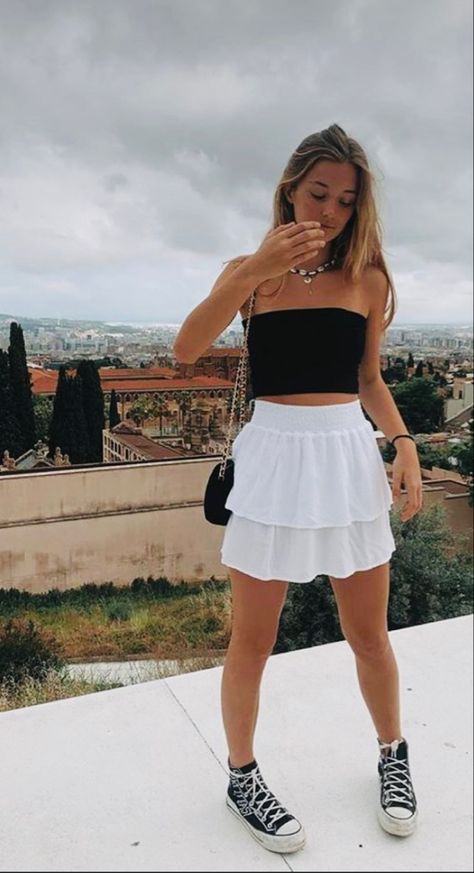 Calletana Outfits, Outfit Beta, Zara Summer Outfits, White Skirt Outfit, White Skirt Summer, White Skirt Outfits, Tube Top Outfits, Black Skirt Outfits, Flared Skirts