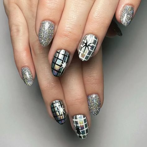 Time to find your New Years Eve nail inspo! Sneak a peek at our fave New Years nail art ideas—like these shimmery silver disco ball New Years nails—to find the shimmery manicure everyone at that NYE party will LOVE. Nails Ideas Nail Art, Cute New Years Nails, New Years Nails Ideas, New Years Nail, Italy Nails, Themed Nail Art, Disco Nails, Nye Nails, New Years Nails