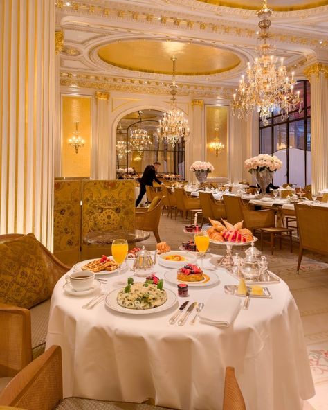 Hôtel Plaza Athénée (@plaza_athenee) • Instagram photos and videos Plaza Athenee Paris Breakfast, The Plaza Hotel Nyc Room, The Plaza Nyc, The Plaza Hotel Nyc, Plaza Athenee Paris, Nyc Rooms, Plaza Athenee, Fancy Nancy, Go To New York