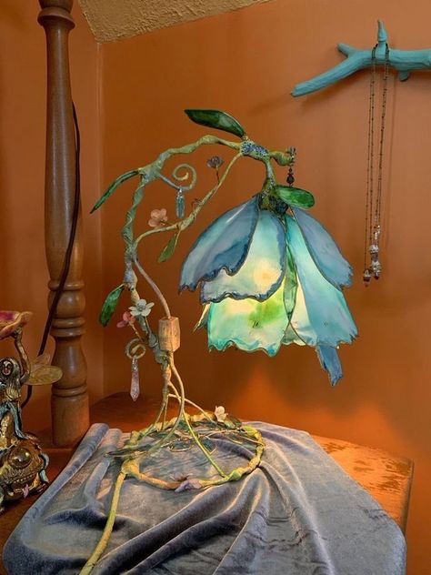 Light Floral Aesthetic, Fairy Lamp Diy, Pretty Lamps, Flower Lampshade, Fairy Bedroom, Dream Bedroom Inspiration, Flower Lamp, Pinterest Room Decor, Fairy Lamp