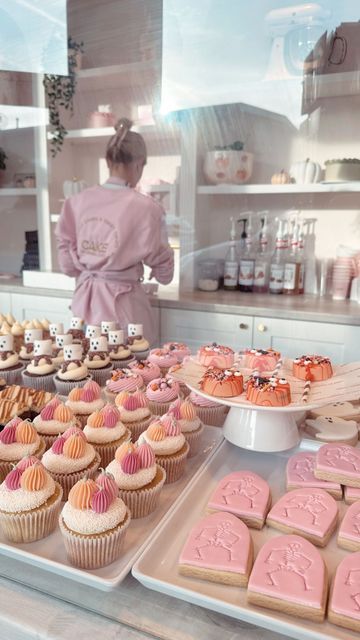 Pink Bakery Aesthetic, Korean Bakery, Bakery Inspiration, Pink Bakery, Hannah Jones, Dream Bakery, Chocolate Covered Strawberries Bouquet, Bakery Shop Design, Cute Bakery