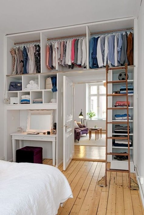 Bedroom Overhead Storage, Small Home Living, English Apartment, Design Ložnic, Diy Bedroom Storage, Small Apartment Bedrooms, Clothing Racks, Hiasan Bilik Tidur, Open Closet